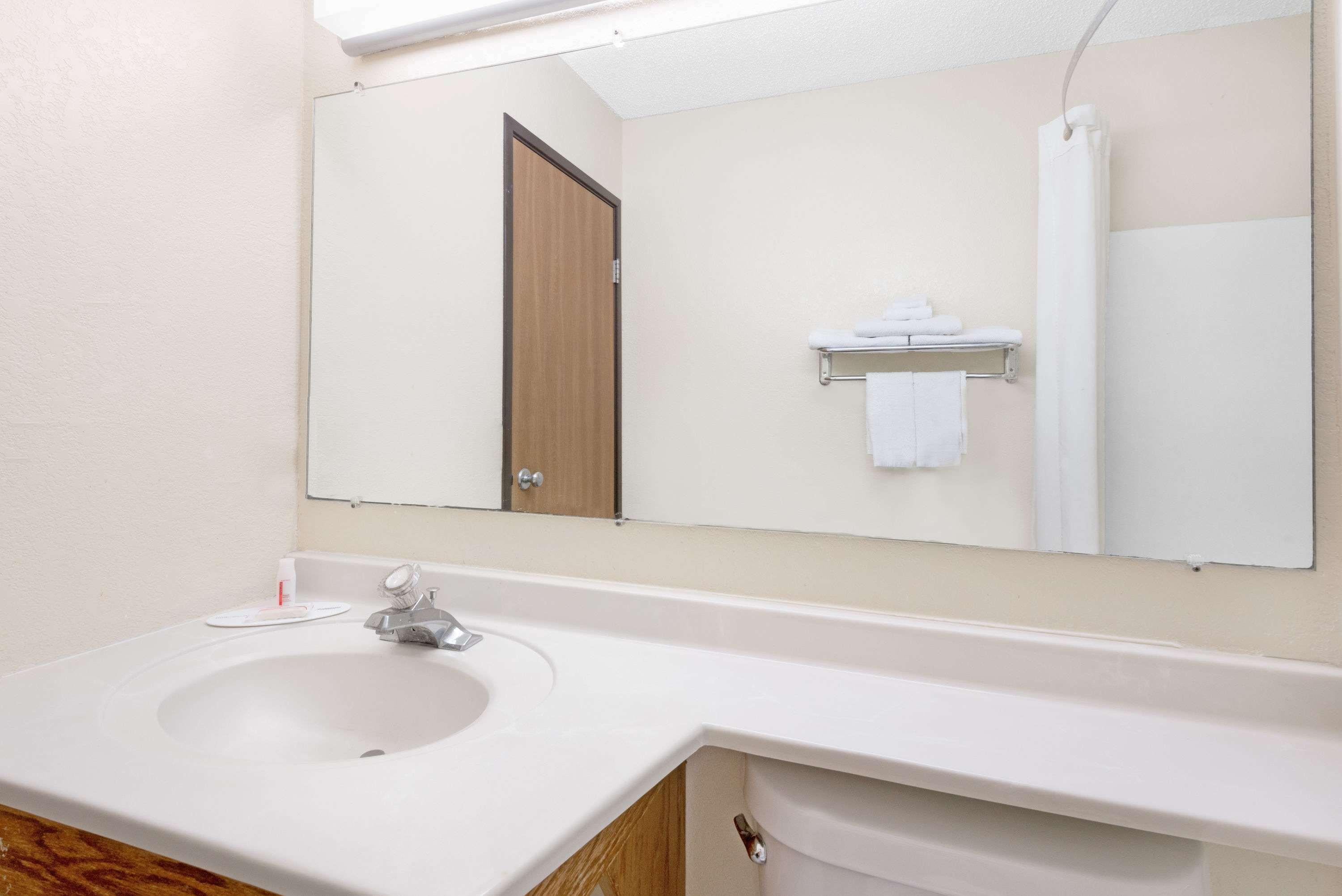 Super 8 By Wyndham Kent/Akron Area Εξωτερικό φωτογραφία