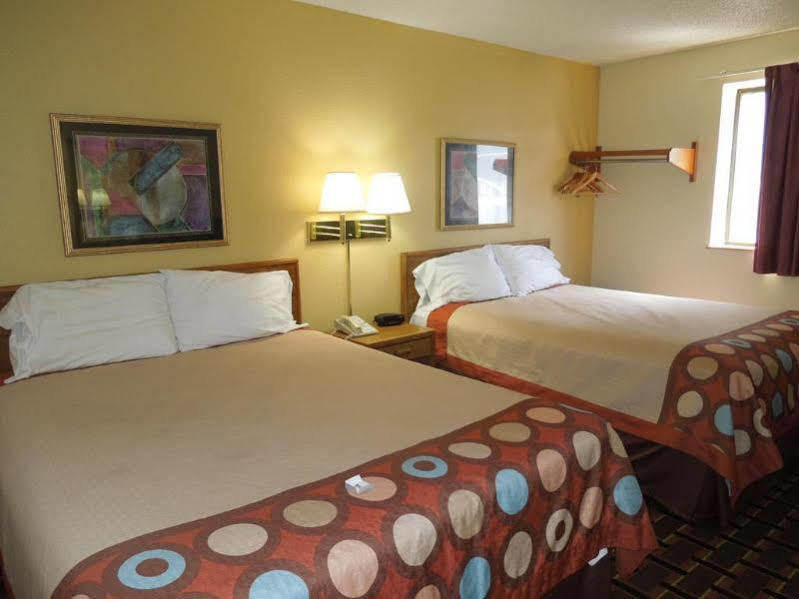 Super 8 By Wyndham Kent/Akron Area Εξωτερικό φωτογραφία
