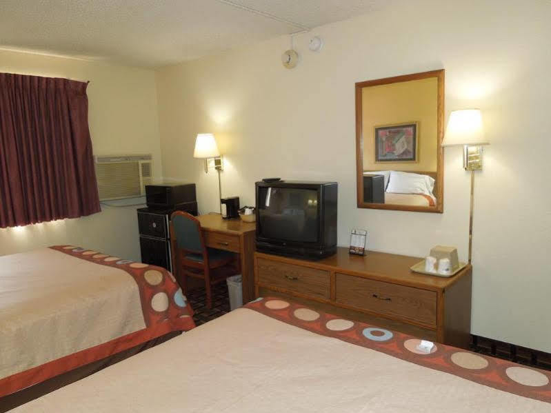 Super 8 By Wyndham Kent/Akron Area Εξωτερικό φωτογραφία