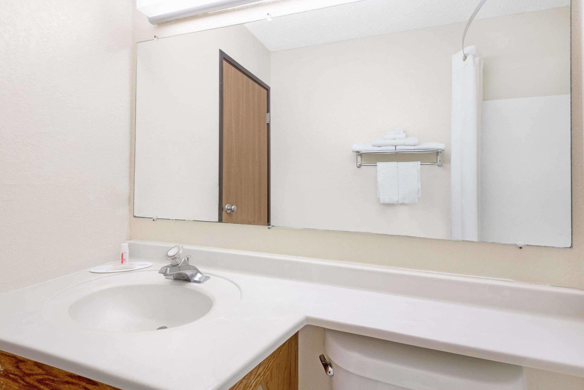 Super 8 By Wyndham Kent/Akron Area Εξωτερικό φωτογραφία